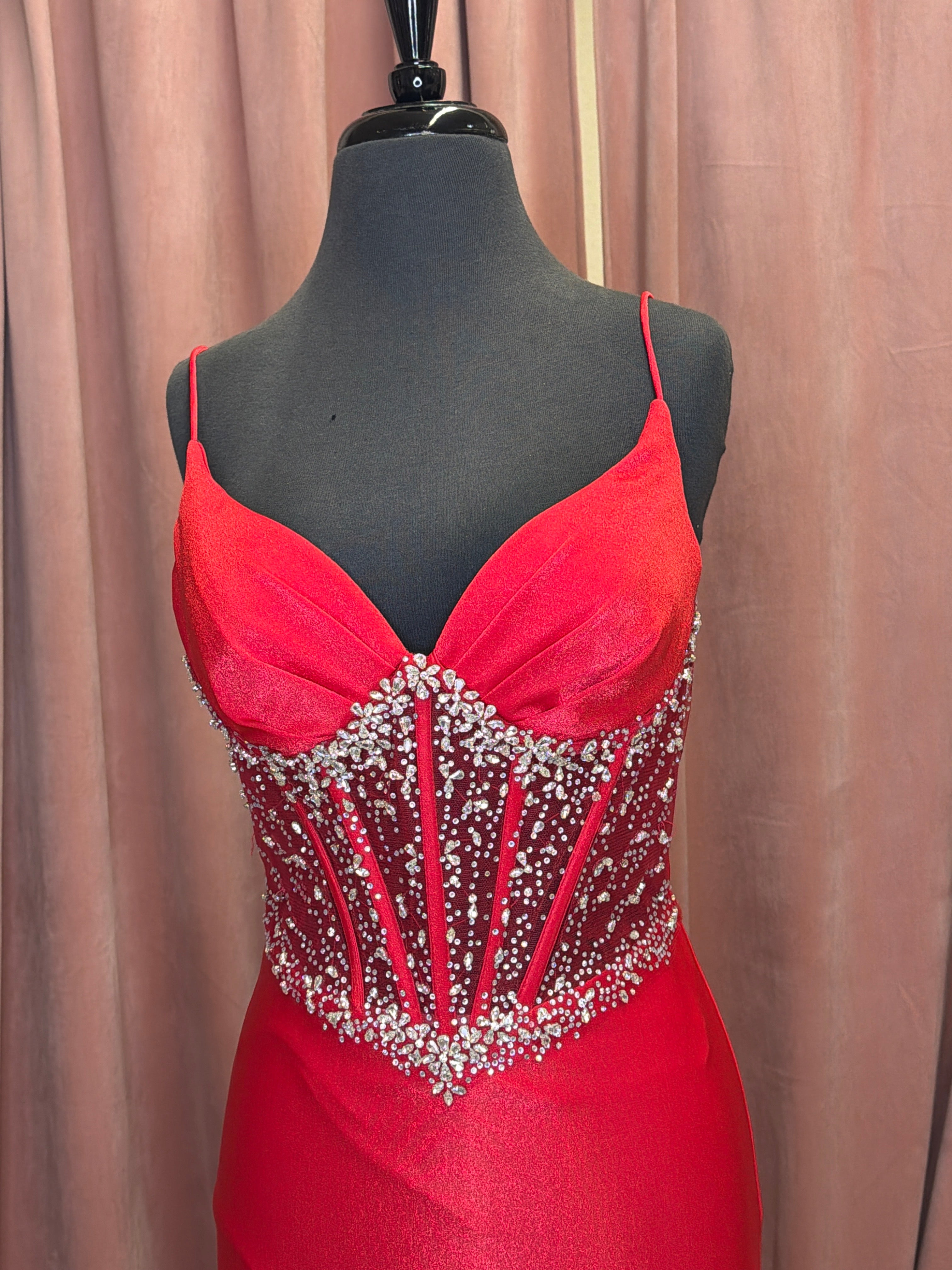 61916 / Red / Size 4 / Alyce