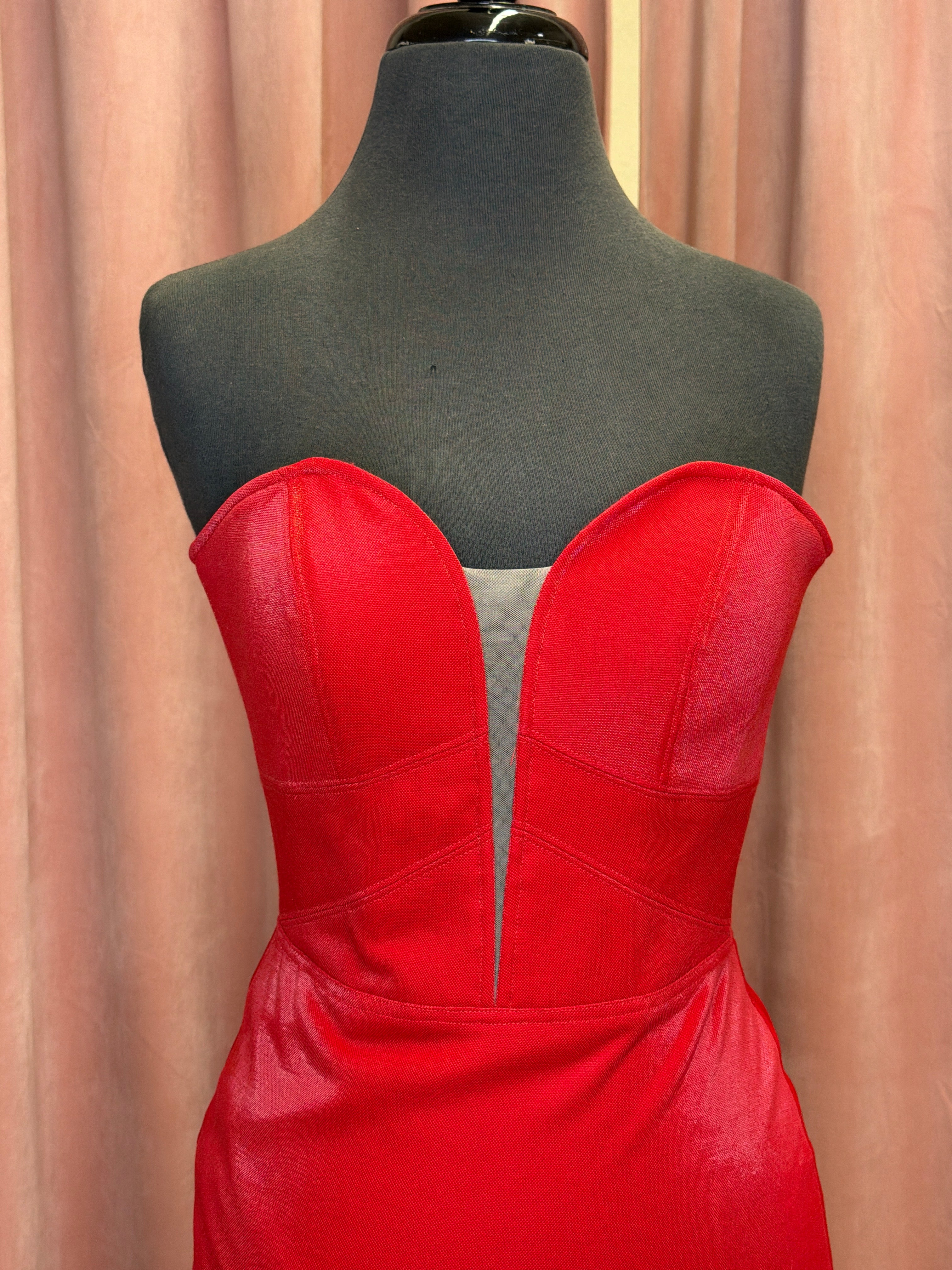 275 / Red / Size 4 / La Femme