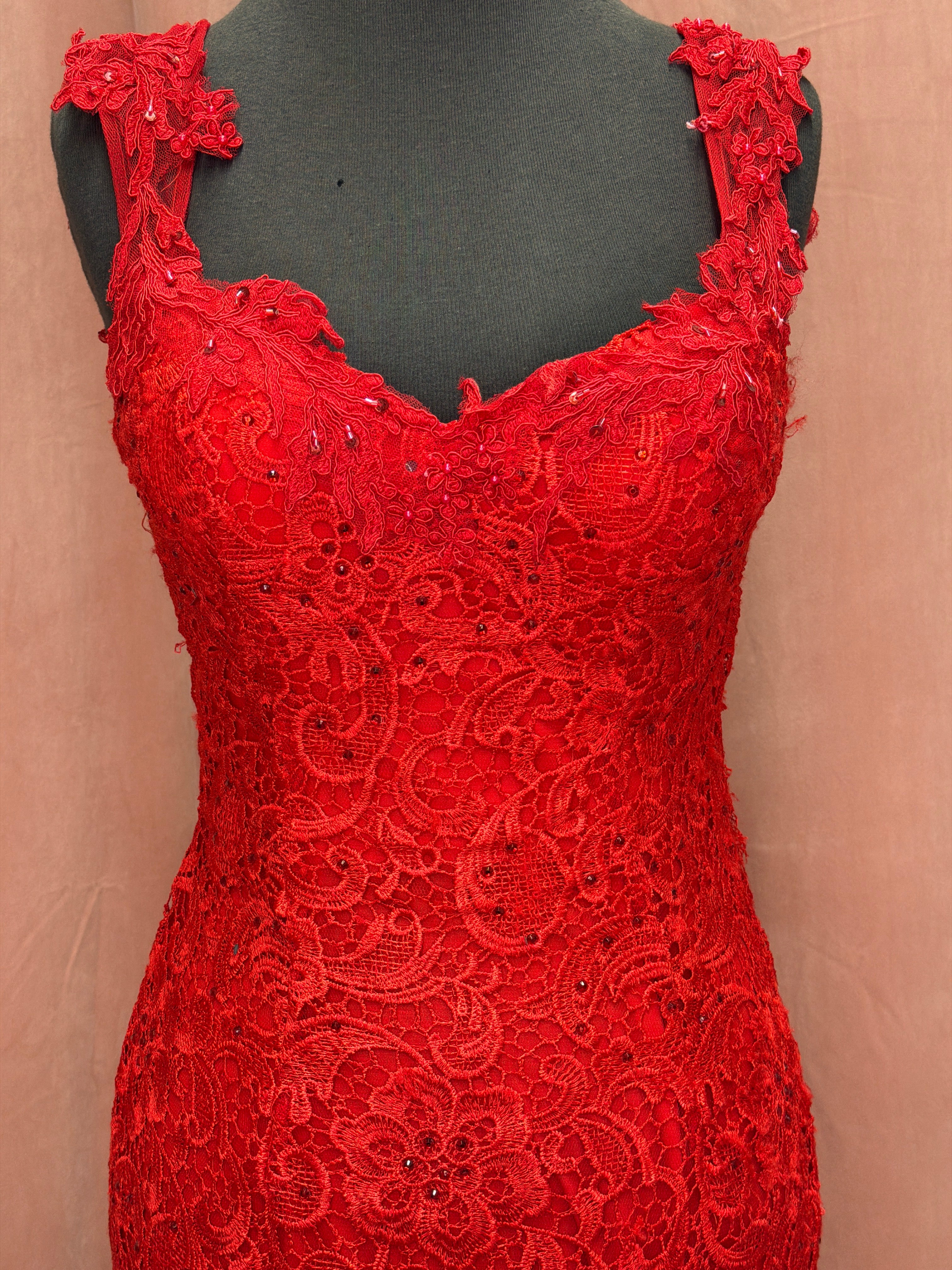 7146 / Red / 4 / Alyce