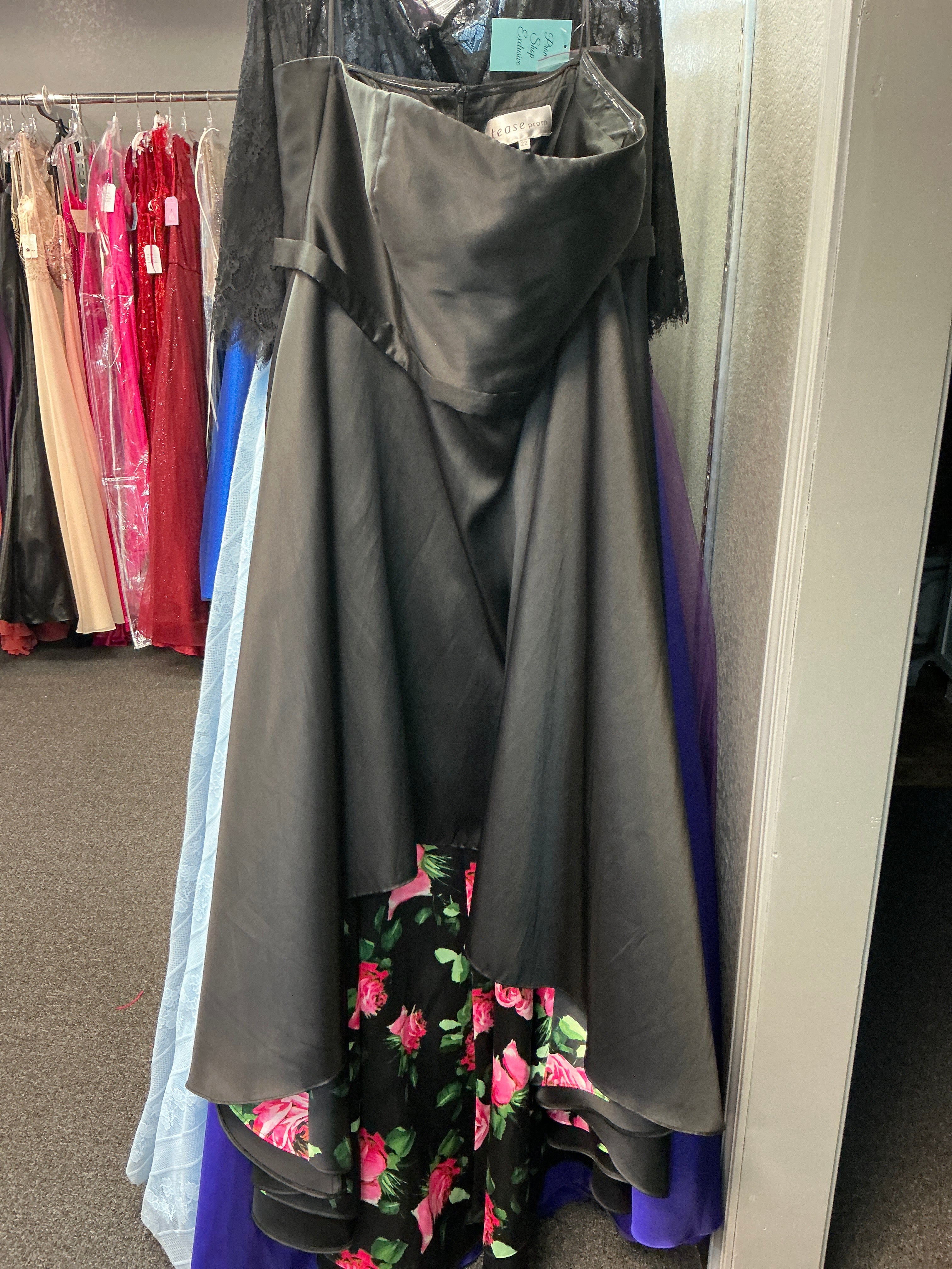1830 / Black & Floral / 24 / Tease