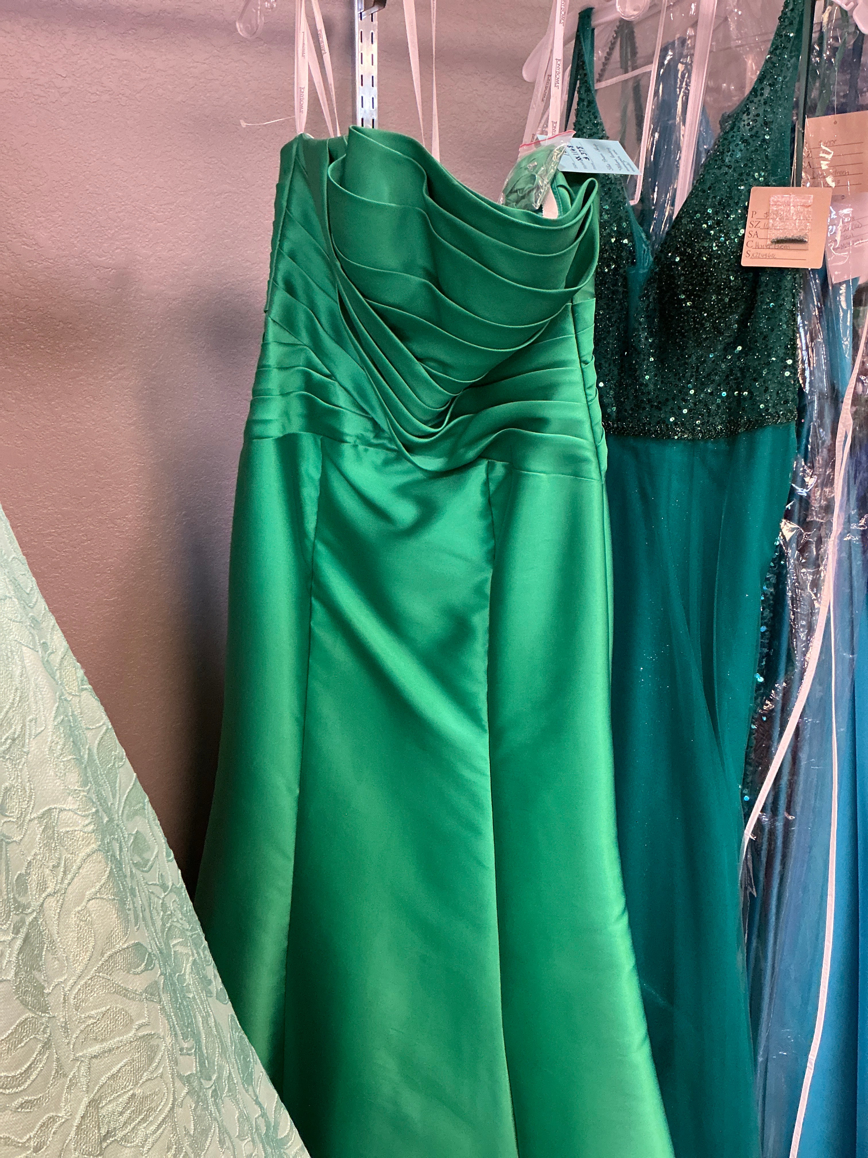 8611xx / Green / 16 / Tony Bowls