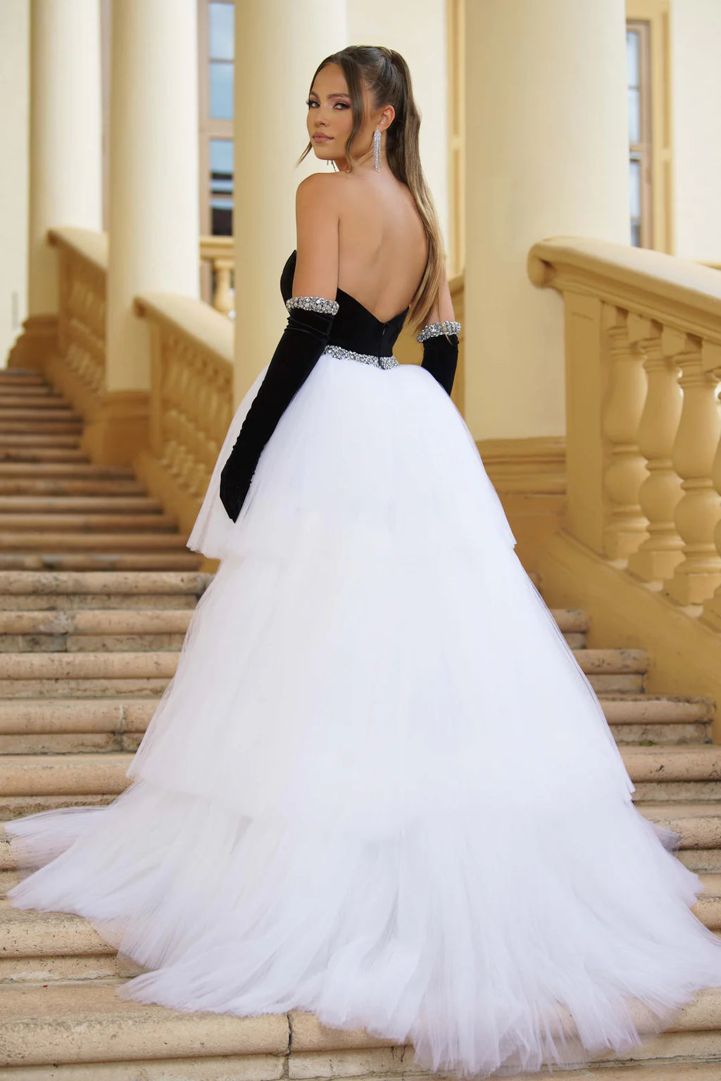28601/ Black & White/ Size 4/ Ava Presley