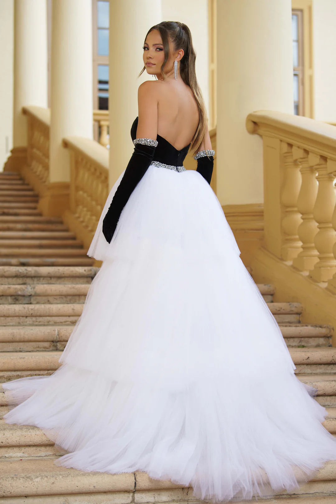 28601/ Black & White/ Size 4/ Ava Presley