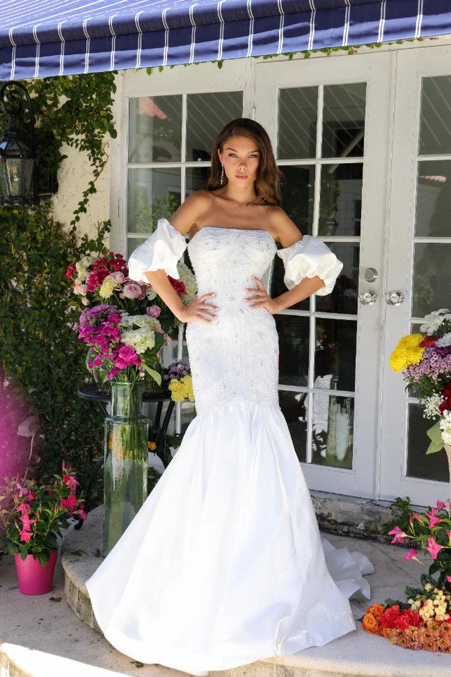 29243/ White/ Size 4/ Ava Presley