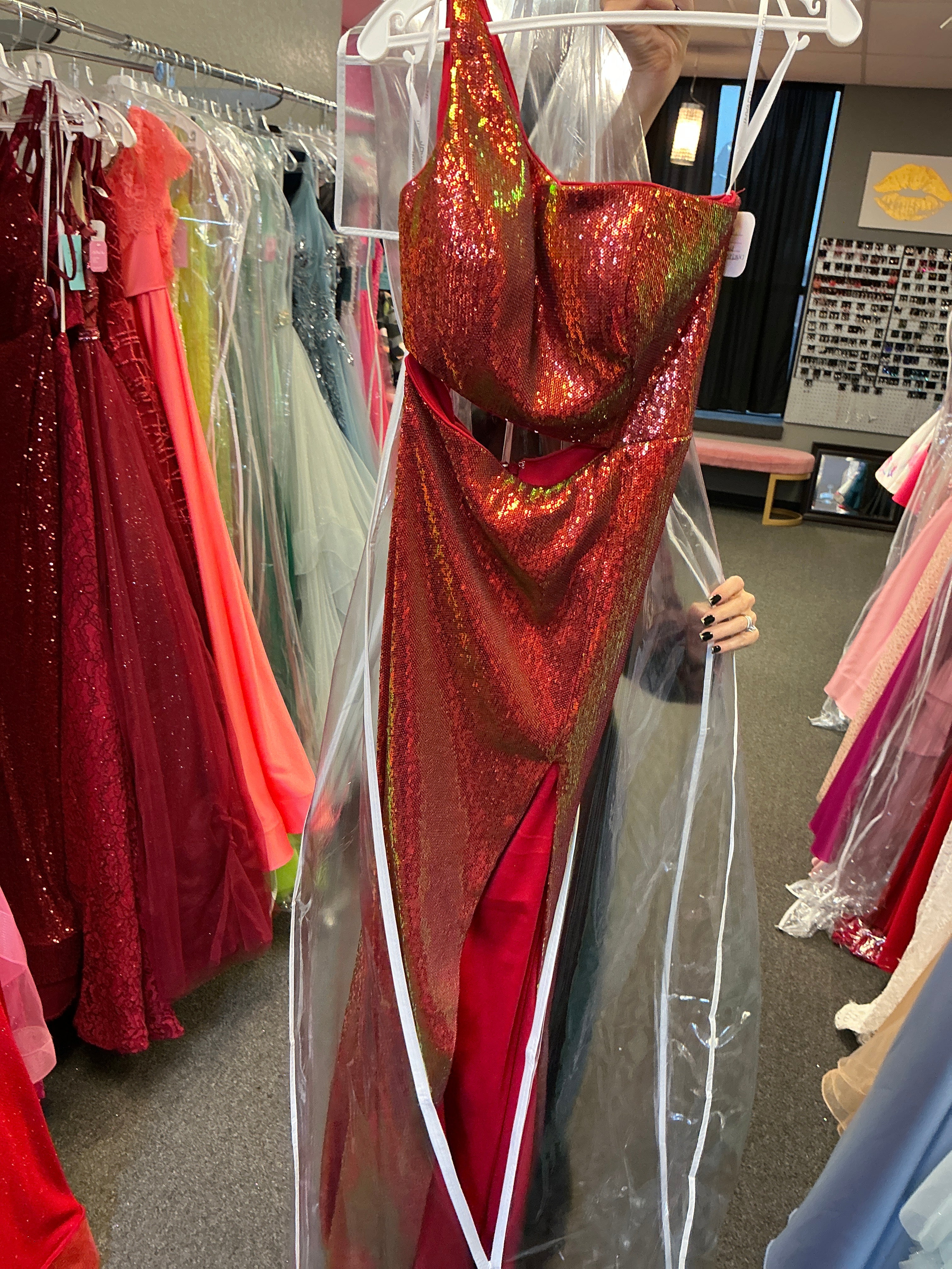 JVN22855A / Iridescent Red / 4 / Jovani