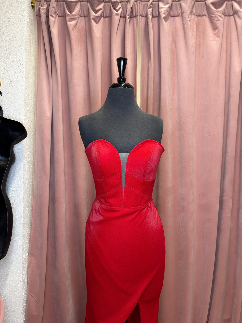 275 / Red / Size 4 / La Femme