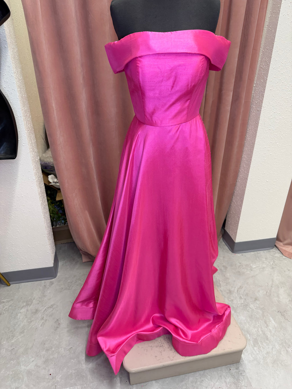 50072 / Hot Pink / Size 4 / La Femme