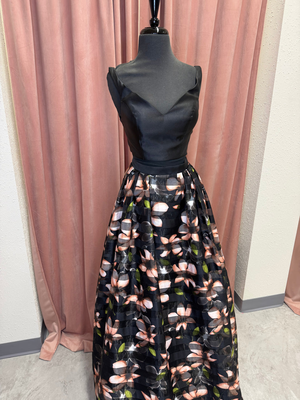 1811 / Black / Size 4 / Jolene