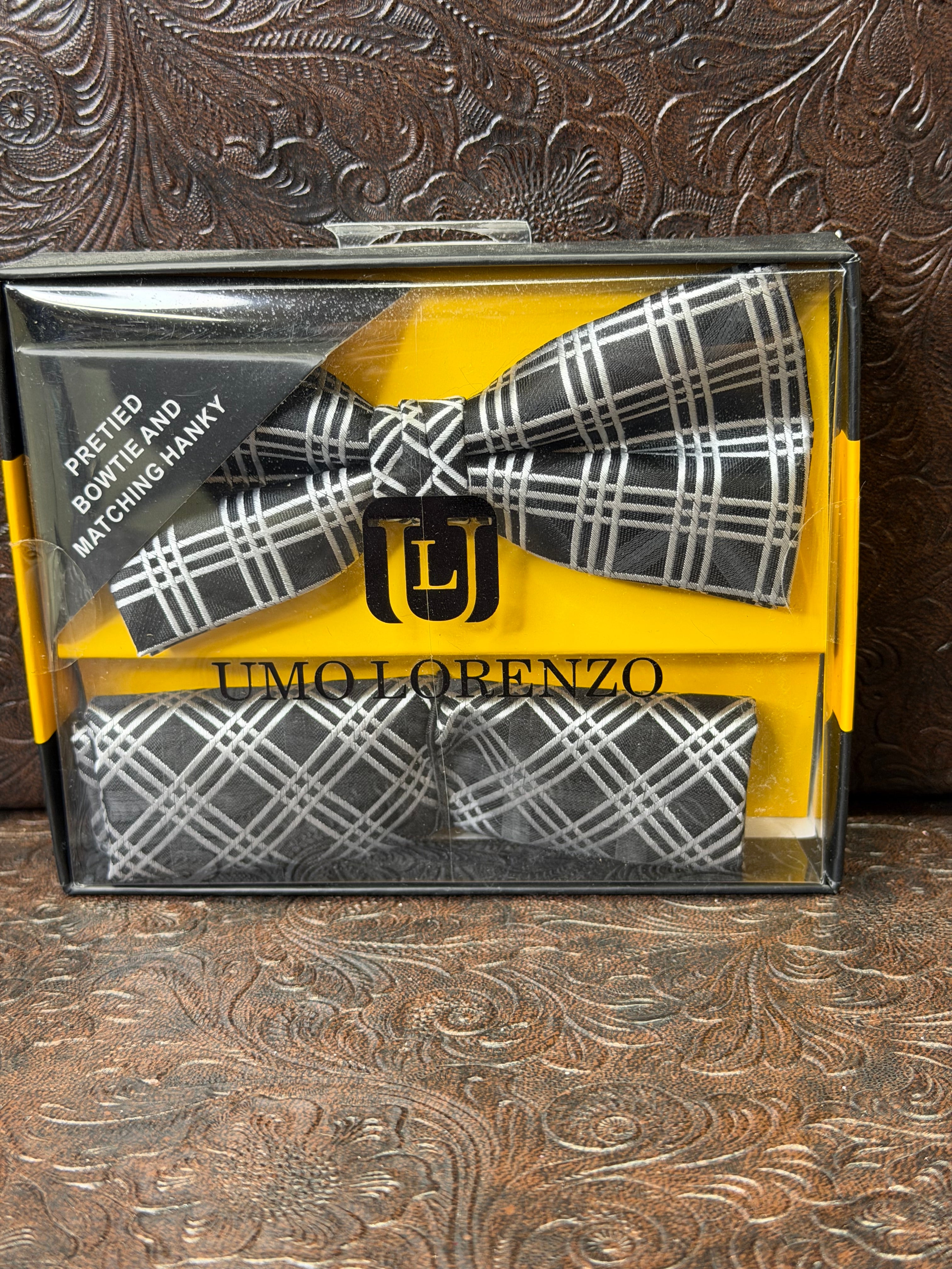 Black and White Bowtie Set